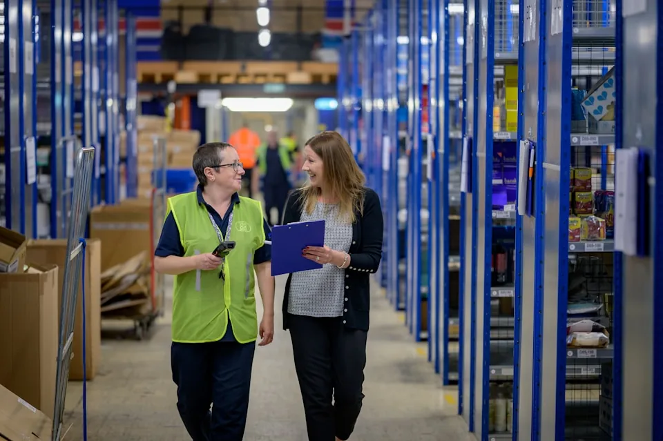 İki operasyon çalışanı sahada kontrol listesini birlikte inceliyor