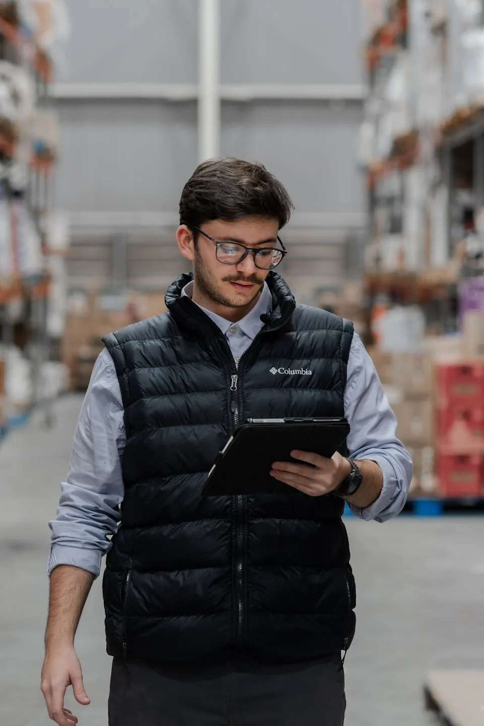 Depo çalışanı tablet üzerinden stok kaydını kontrol ediyor